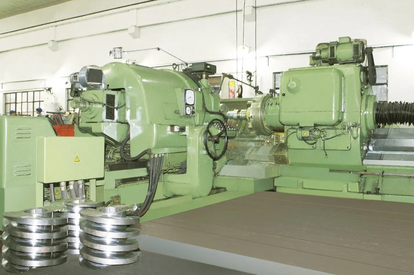 Holroyd grinding machine — UK precision CNC grinding equipment used in manufacturing high-accuracy rotor and screw pump components